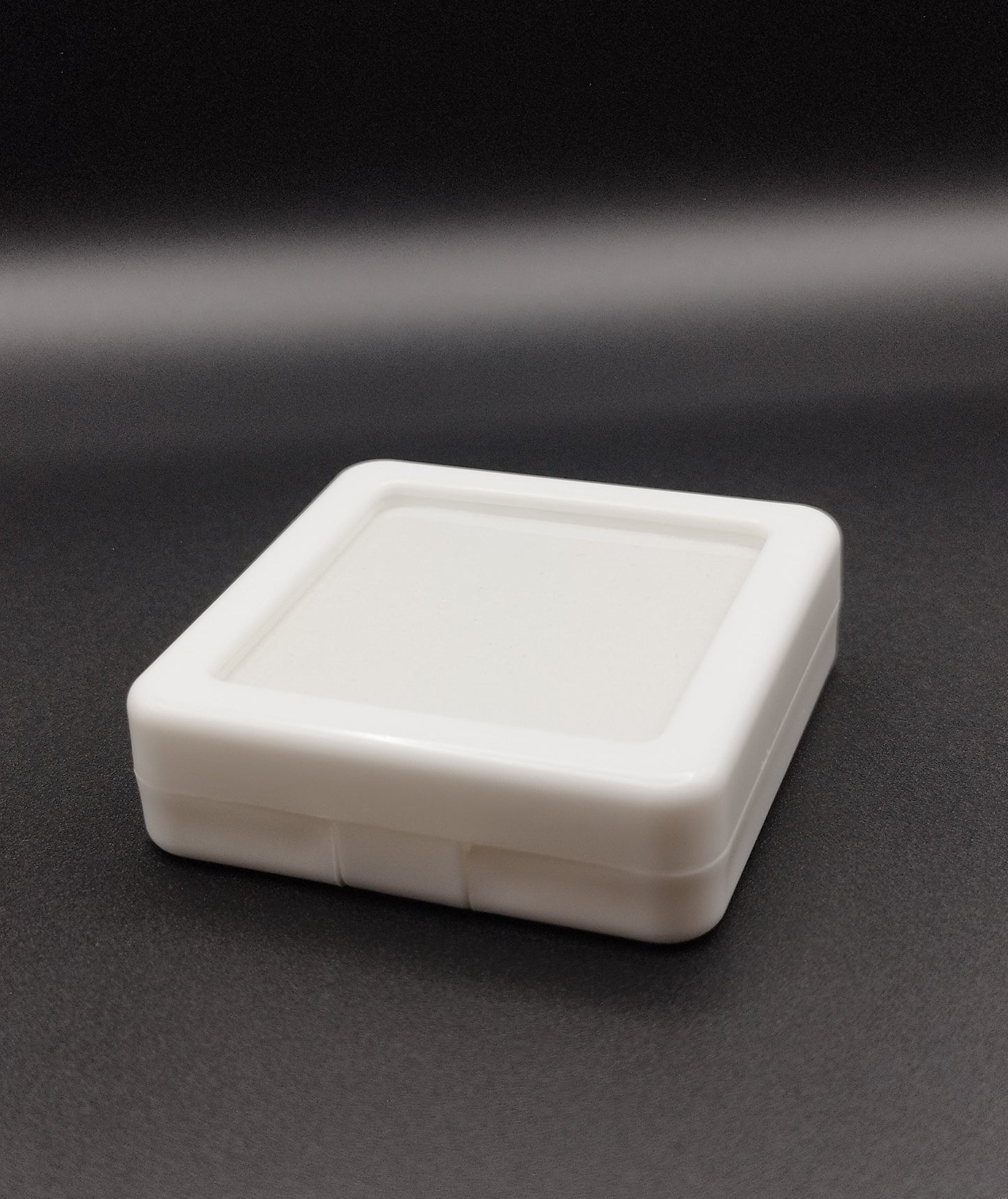 White plastic box with window and white pad (5,4 * 5,4 * 1,6 cm)