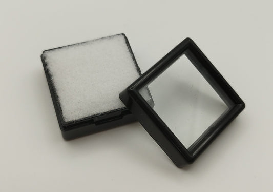 Black square plastic box with window and white pad (3 * 3 * 1,5 cm)
