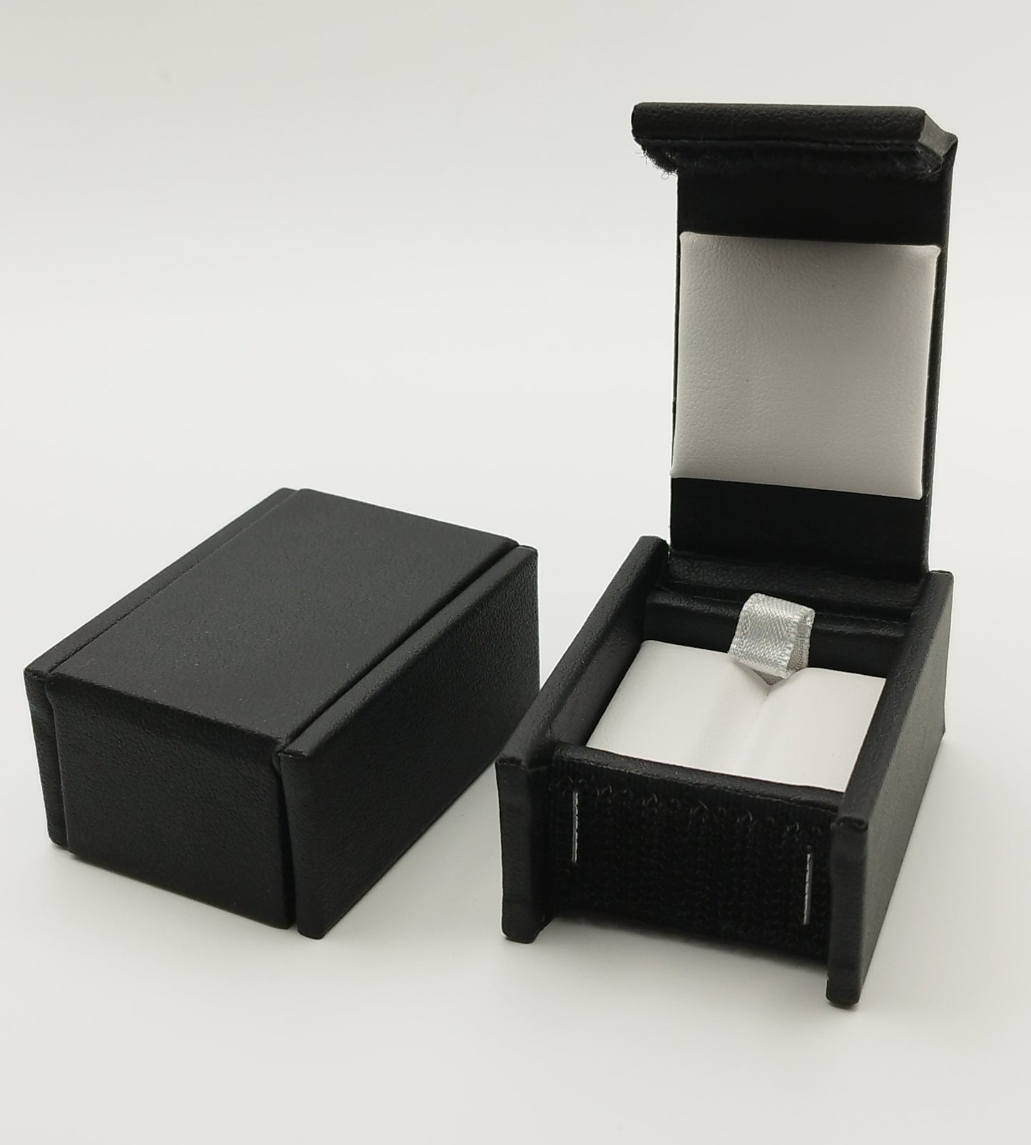 Rectangular leather-like black box with Velcro closure and white bifurcated pad (5,4 * 4 * 2,5 cm)