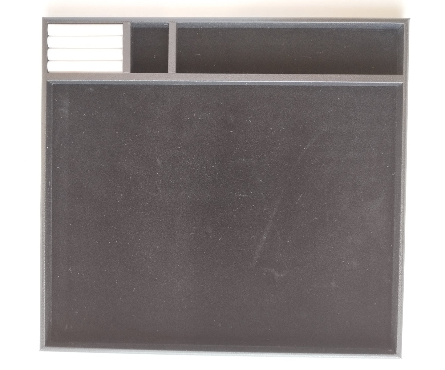 Black gem sorting tray with three suede-lined compartments and a pack of paper sheets. (29,5 * 27,5 * 1.5 cm)