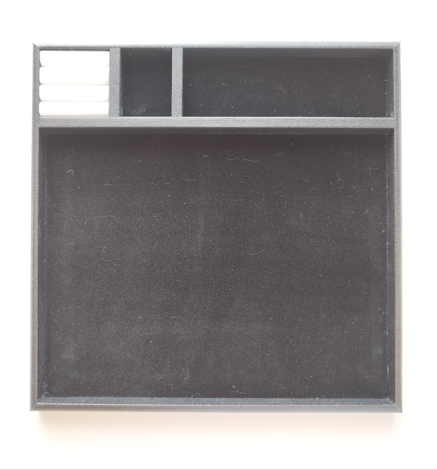 Black gem sorting tray with three suede-lined compartments and a pack of paper sheets. (21,5 * 22 * 1,5 cm)