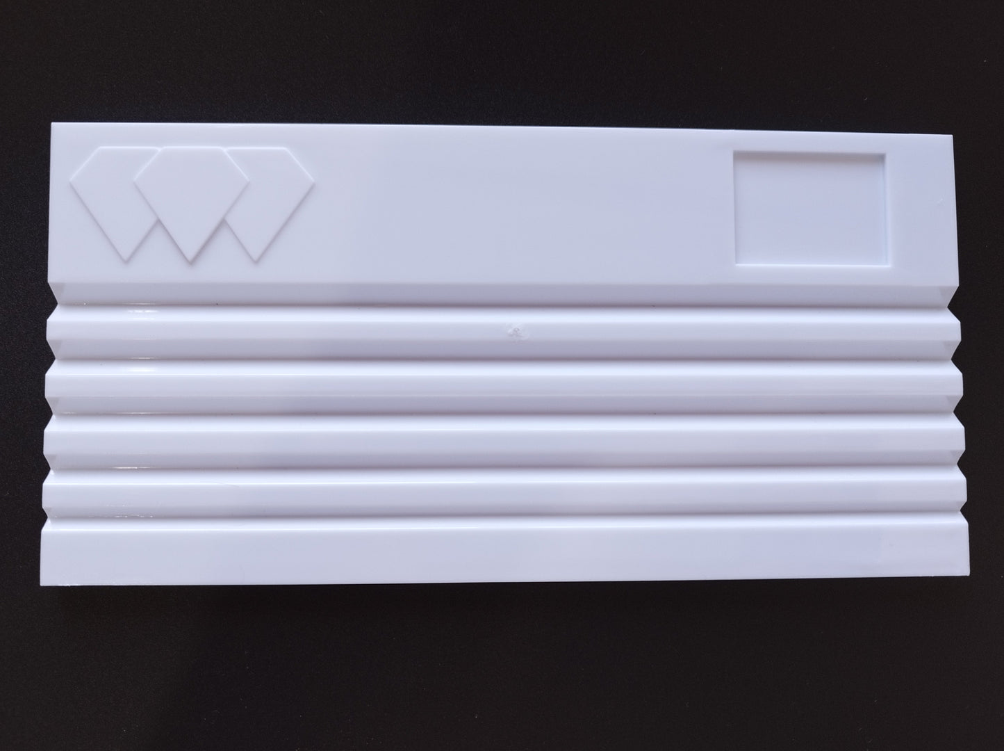 White grooved plastic tray for organizing/displaying stones (20,1 * 10 * 0,7 cm)