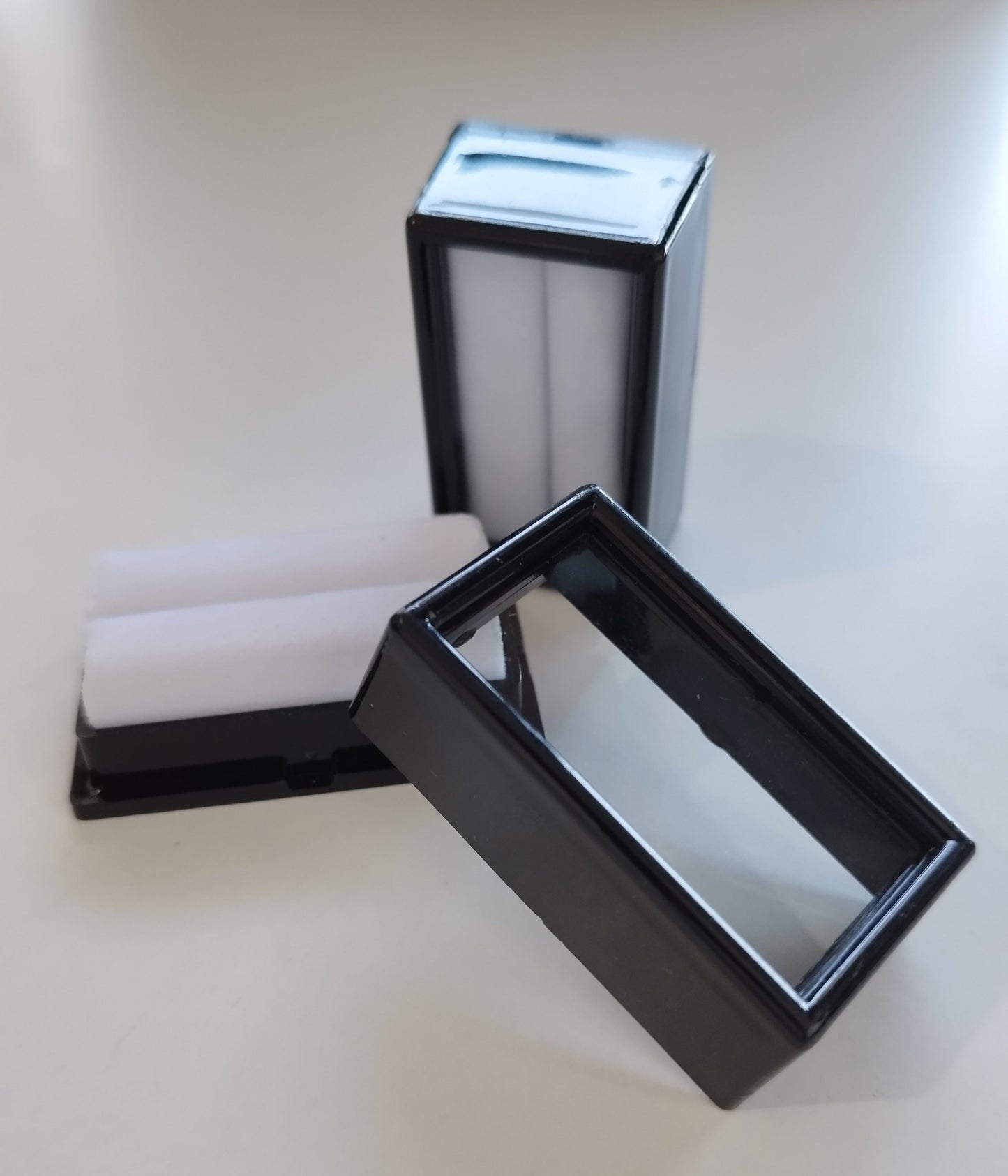 Black rectangular plastic box with white bifurcated pad and top window (5,2 * 2,8 * 2 cm)