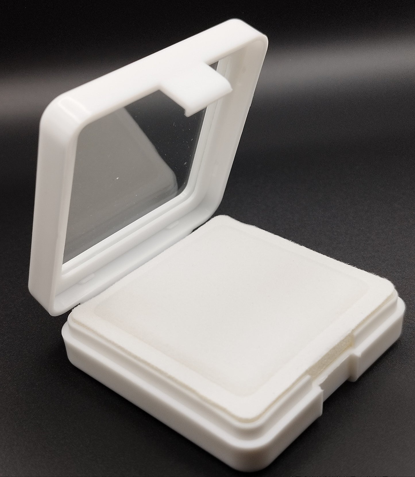 White plastic box with window and white pad (5,4 * 5,4 * 1,6 cm)