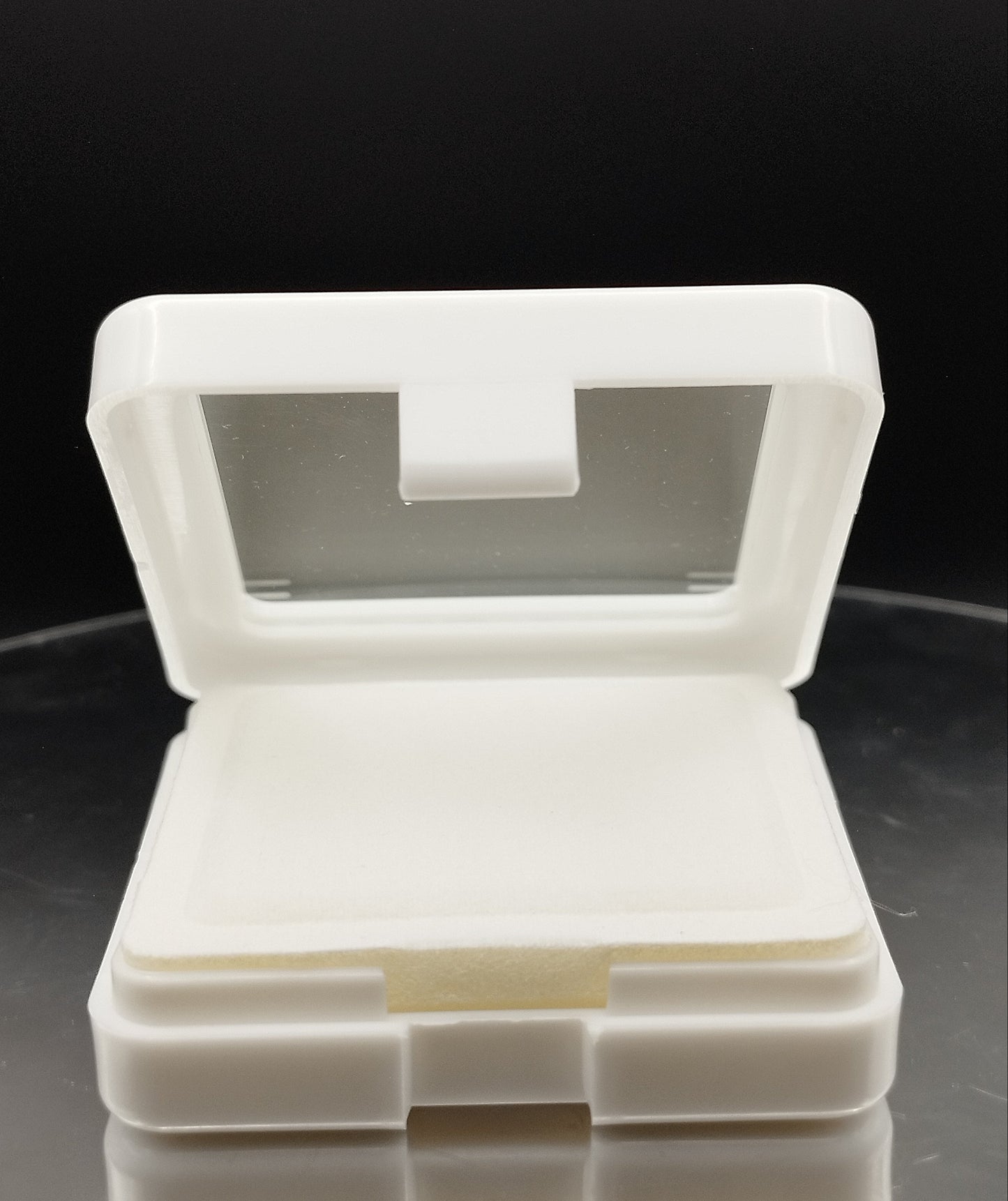 White plastic box with window and white pad (5,4 * 5,4 * 1,6 cm)