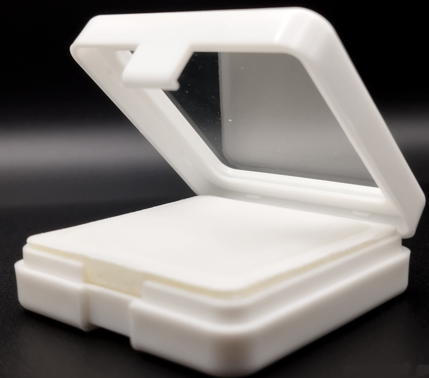 White plastic box with window and white pad (5,4 * 5,4 * 1,6 cm)