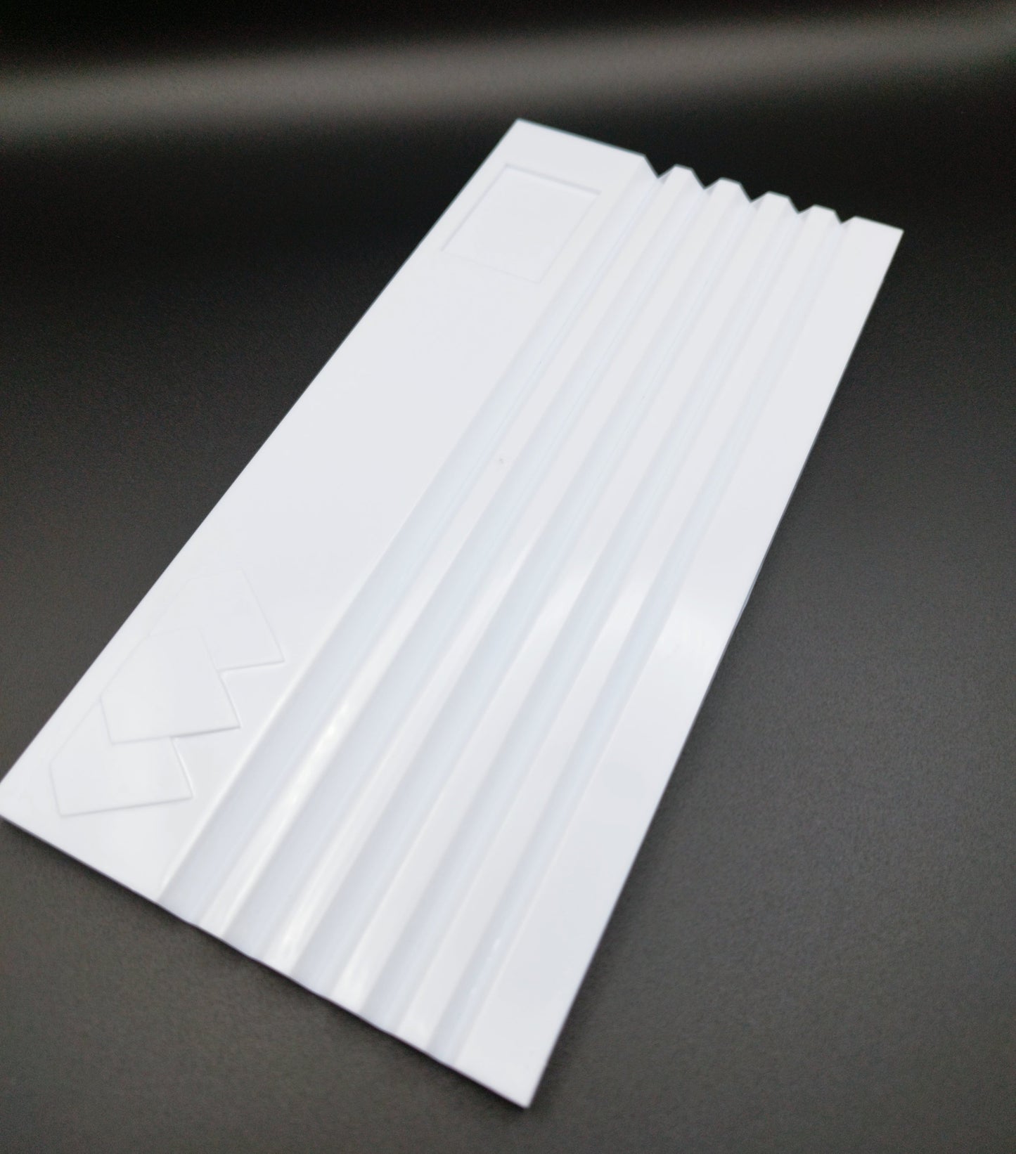 White grooved plastic tray for organizing/displaying stones (20,1 * 10 * 0,7 cm)