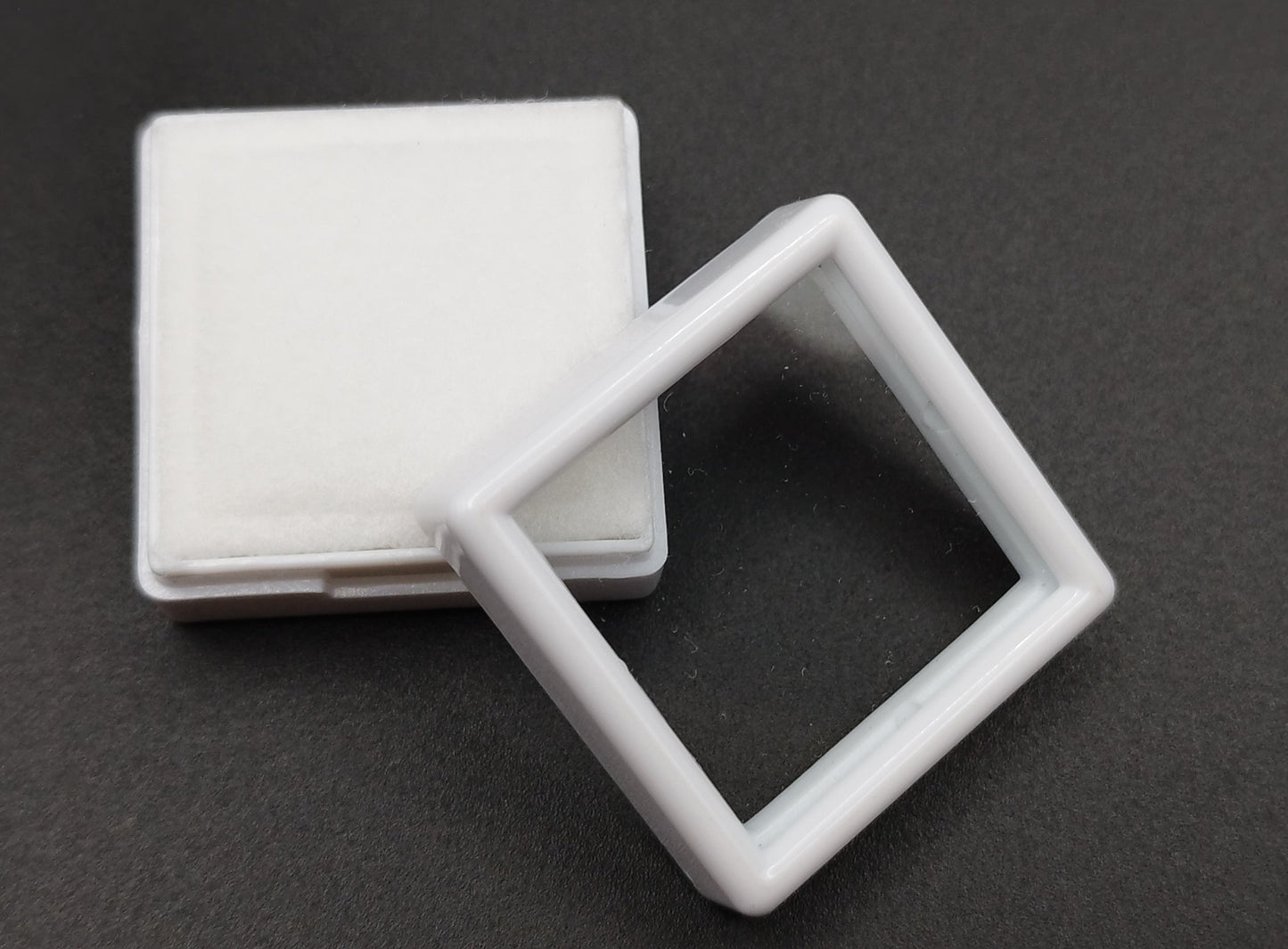 White square plastic box with window and white pad (3 * 3 * 1,5 cm)