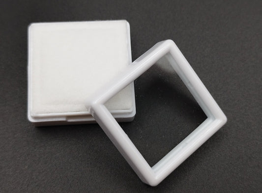 White square plastic box with window and white pad (3 * 3 * 1,5 cm)