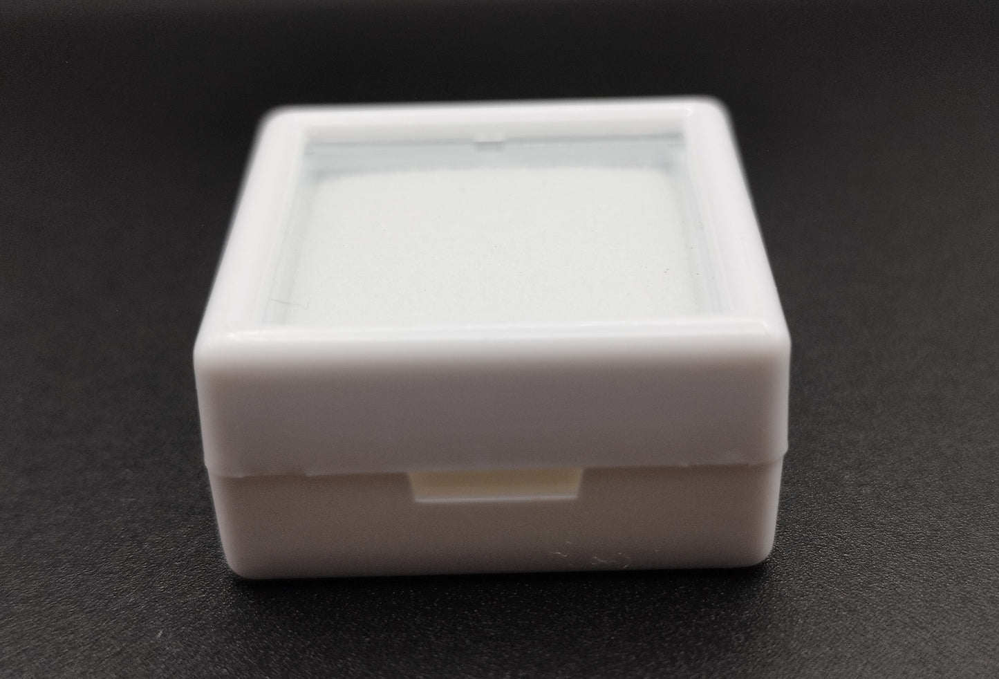 White square plastic box with window and white pad (3 * 3 * 1,5 cm)