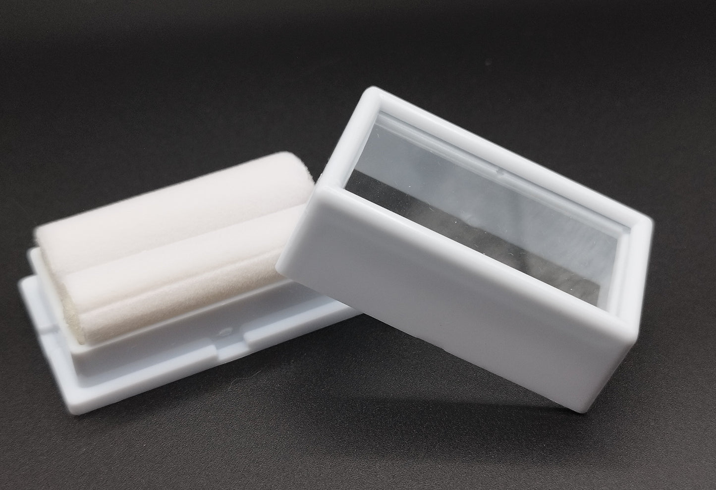 White rectangular plastic box with white bifurcated pad and top window  (5,2 * 2,8 * 2 cm)