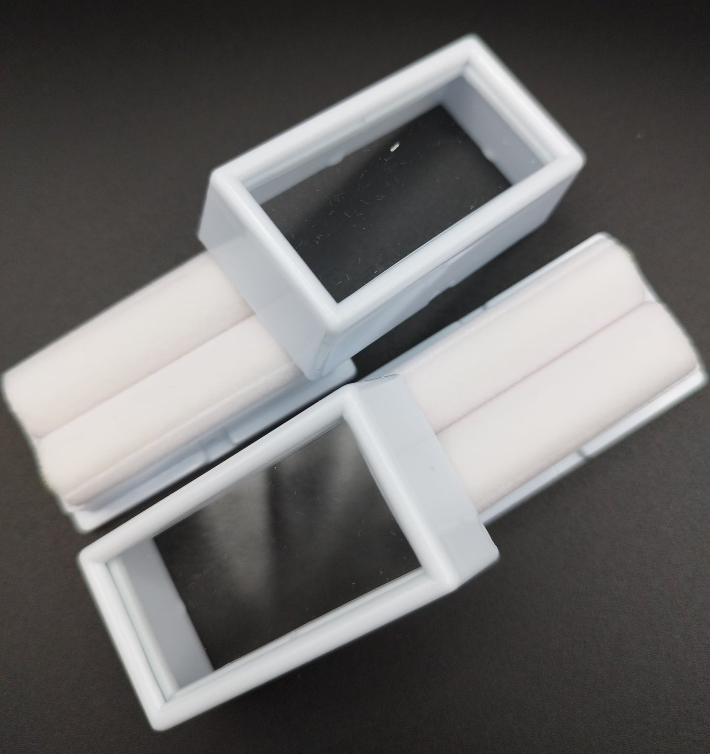 White rectangular plastic box with white bifurcated pad and top window  (5,2 * 2,8 * 2 cm)
