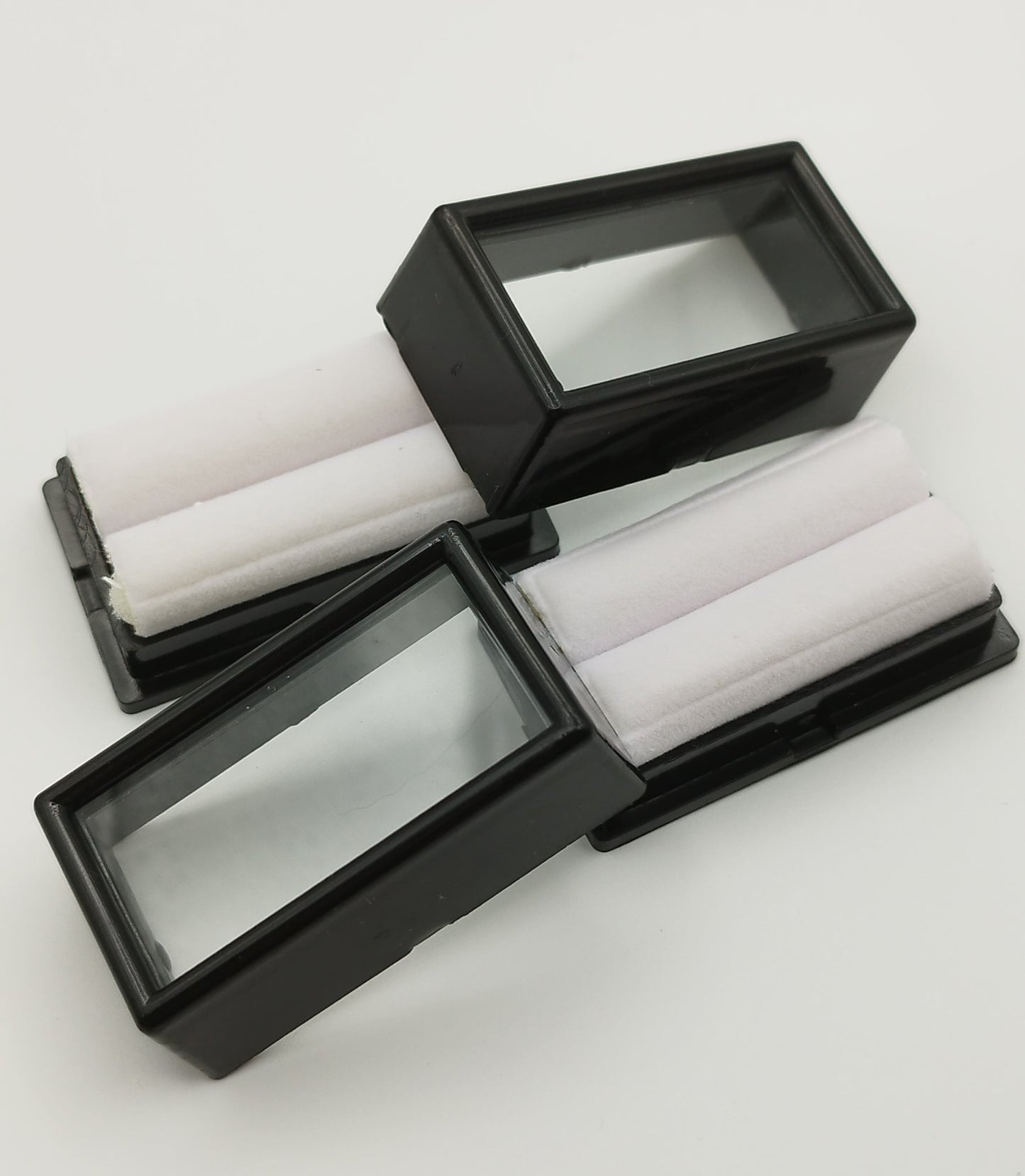 Black rectangular plastic box with white bifurcated pad and top window (5,2 * 2,8 * 2 cm)
