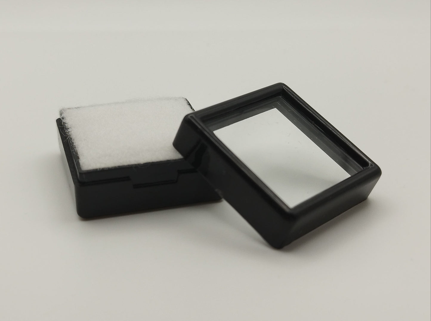 Black square plastic box with window and white pad (3 * 3 * 1,5 cm)