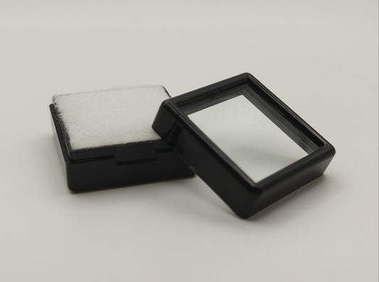 Black square plastic box with window and white pad (3 * 3 * 1,5 cm)