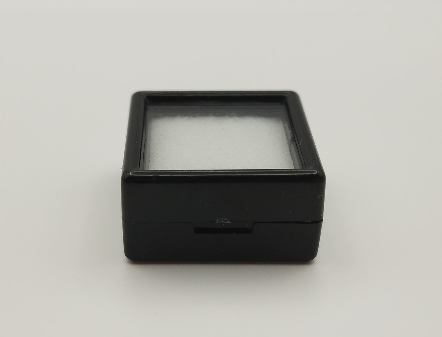 Black square plastic box with window and white pad (3 * 3 * 1,5 cm)