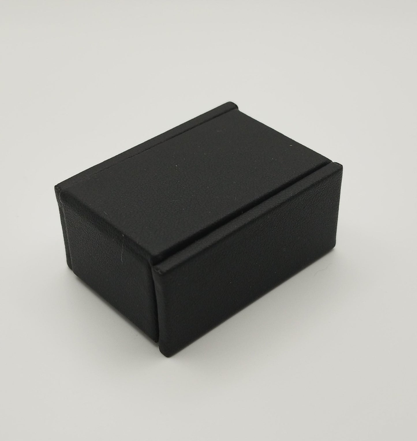 Rectangular leather-like black box with Velcro closure and white bifurcated pad (5,4 * 4 * 2,5 cm)
