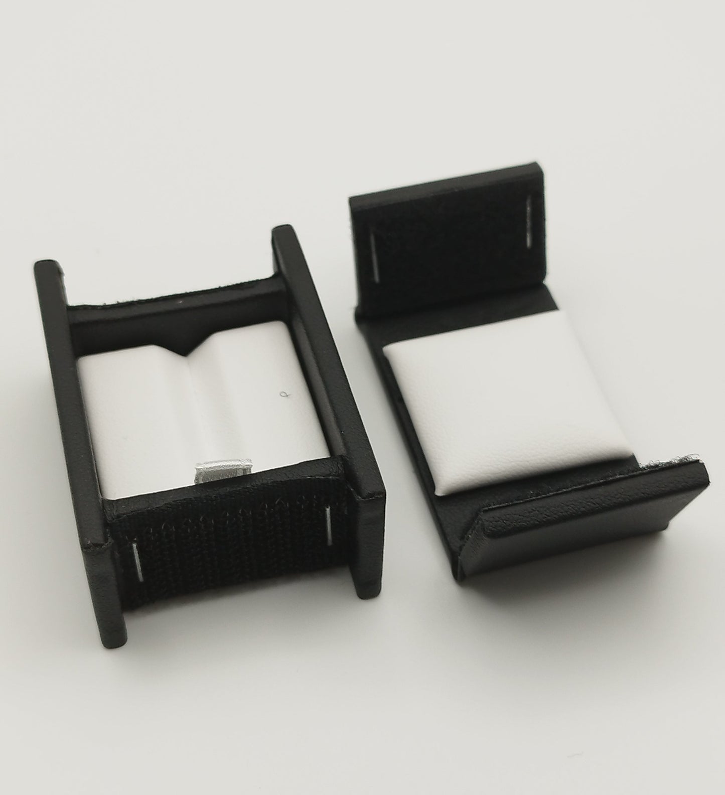 Rectangular leather-like black box with Velcro closure and white bifurcated pad (5,4 * 4 * 2,5 cm)