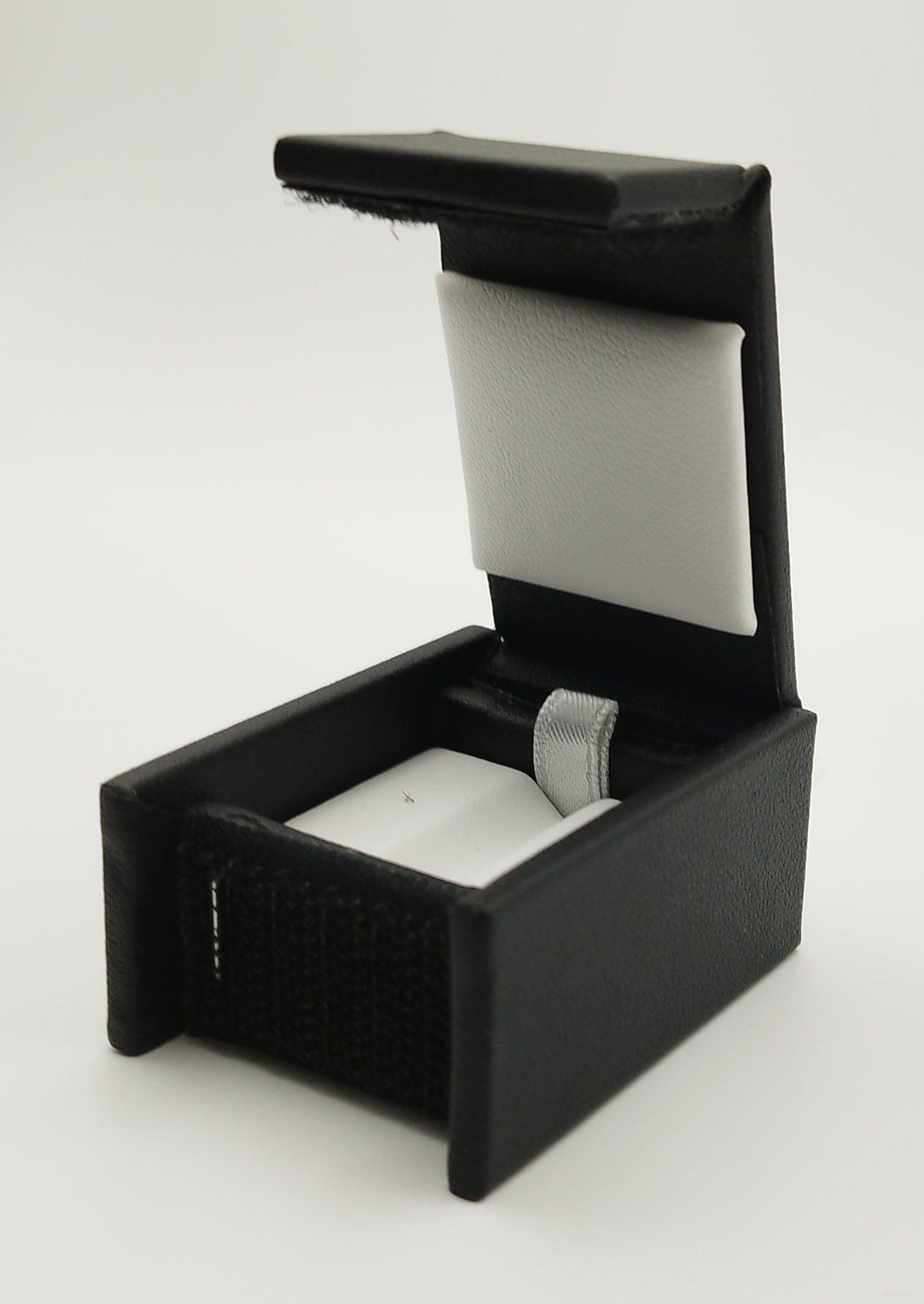 Rectangular leather-like black box with Velcro closure and white bifurcated pad (5,4 * 4 * 2,5 cm)