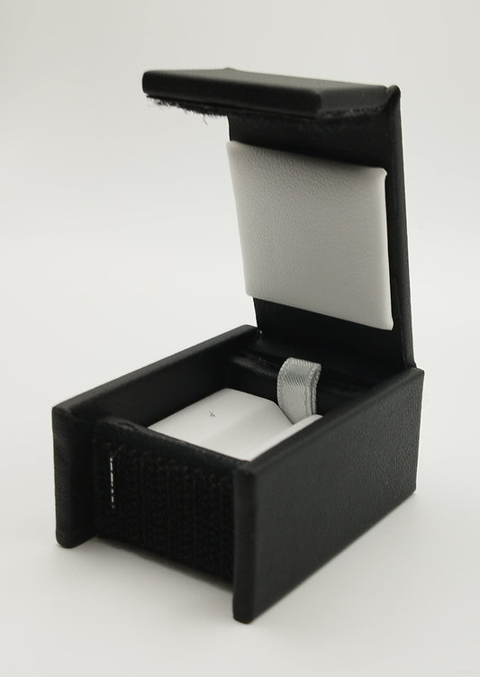 Rectangular leather-like black box with Velcro closure and white bifurcated pad (5,4 * 4 * 2,5 cm)