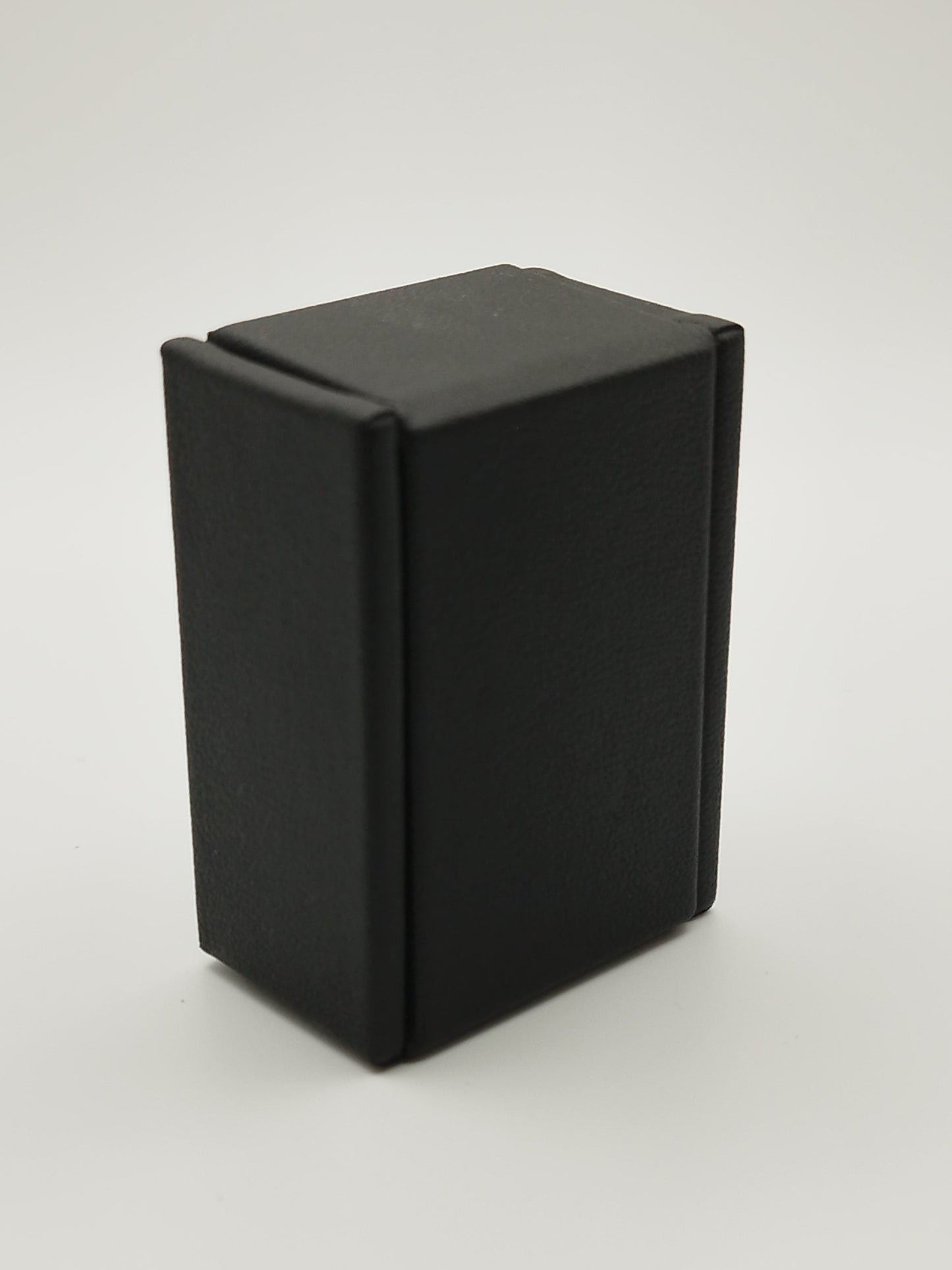Rectangular leather-like black box with Velcro closure and white bifurcated pad (5,4 * 4 * 2,5 cm)