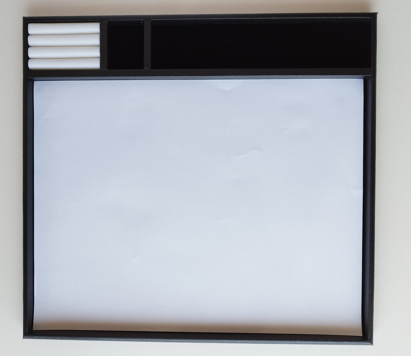 Black gem sorting tray with three suede-lined compartments and a pack of paper sheets. (29,5 * 27,5 * 1.5 cm)