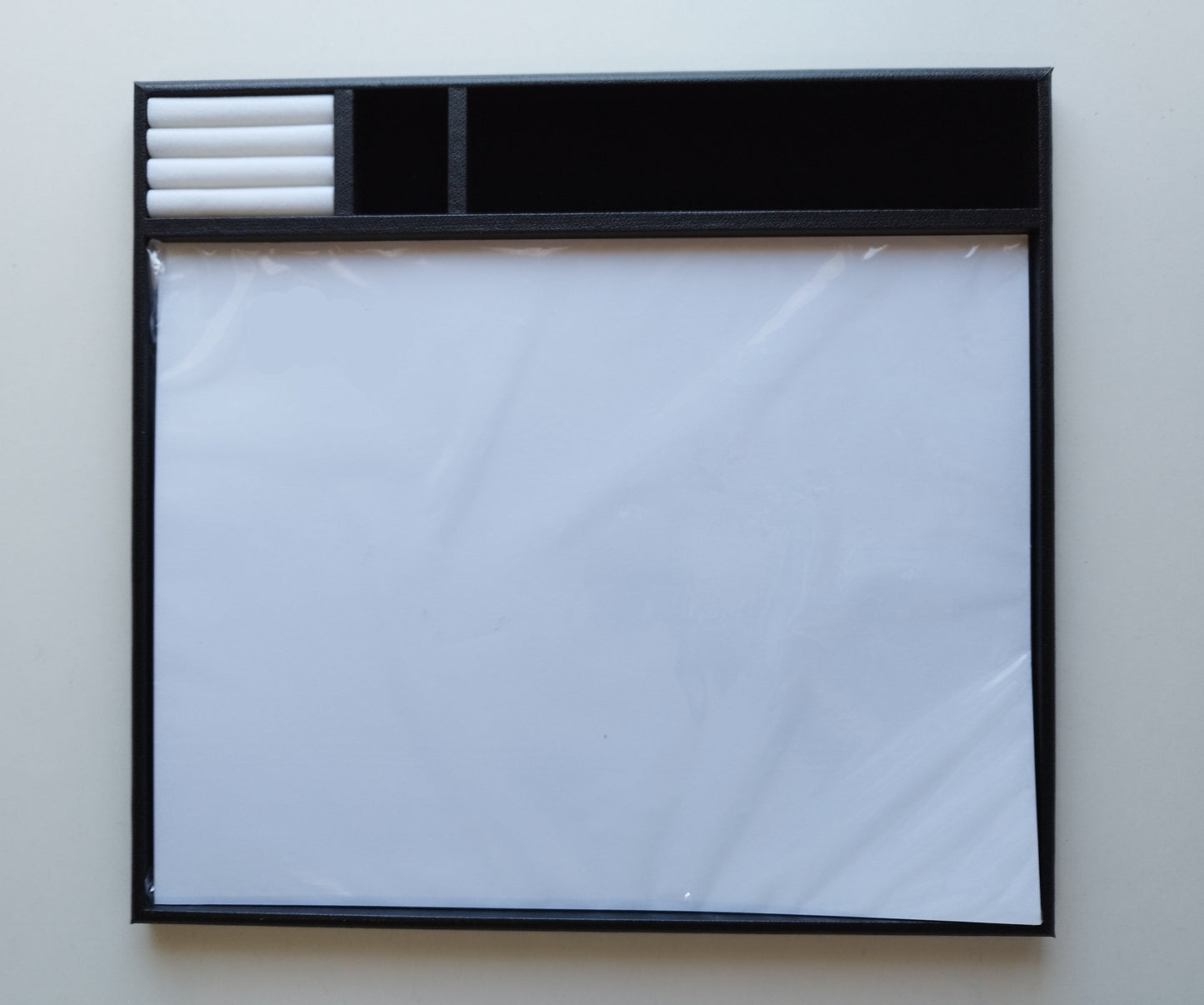 Black gem sorting tray with three suede-lined compartments and a pack of paper sheets. (29,5 * 27,5 * 1.5 cm)