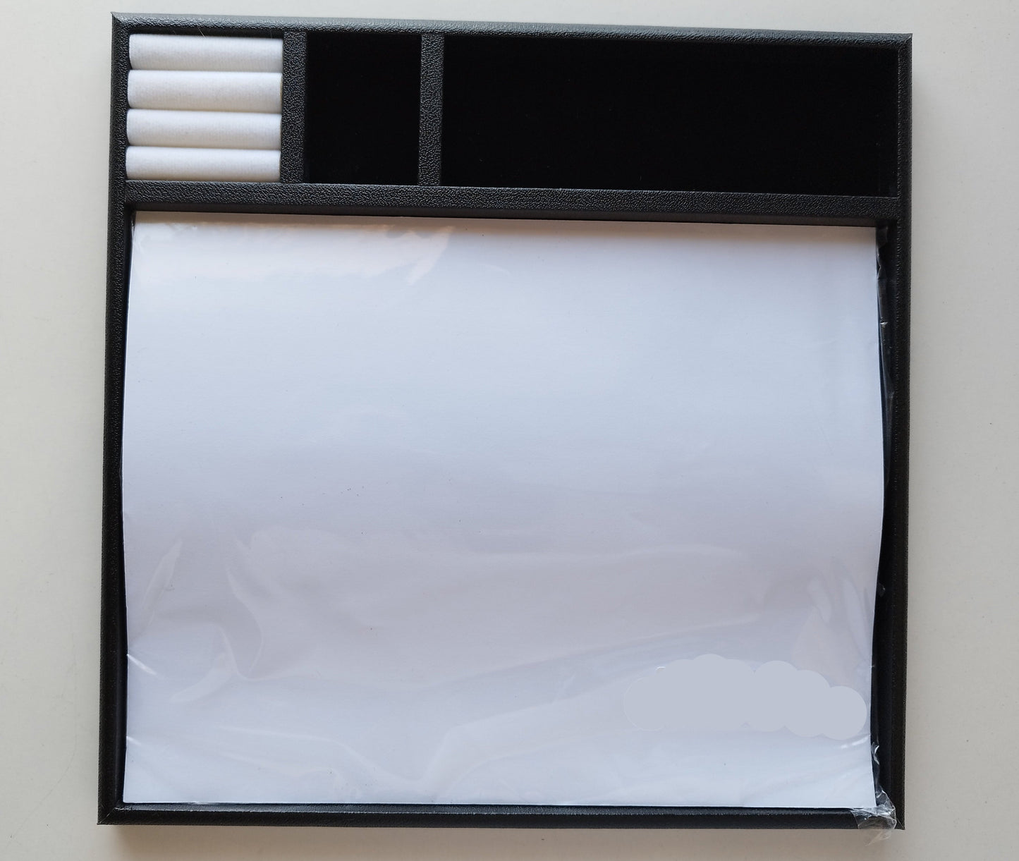 Black gem sorting tray with three suede-lined compartments and a pack of paper sheets. (21,5 * 22 * 1,5 cm)