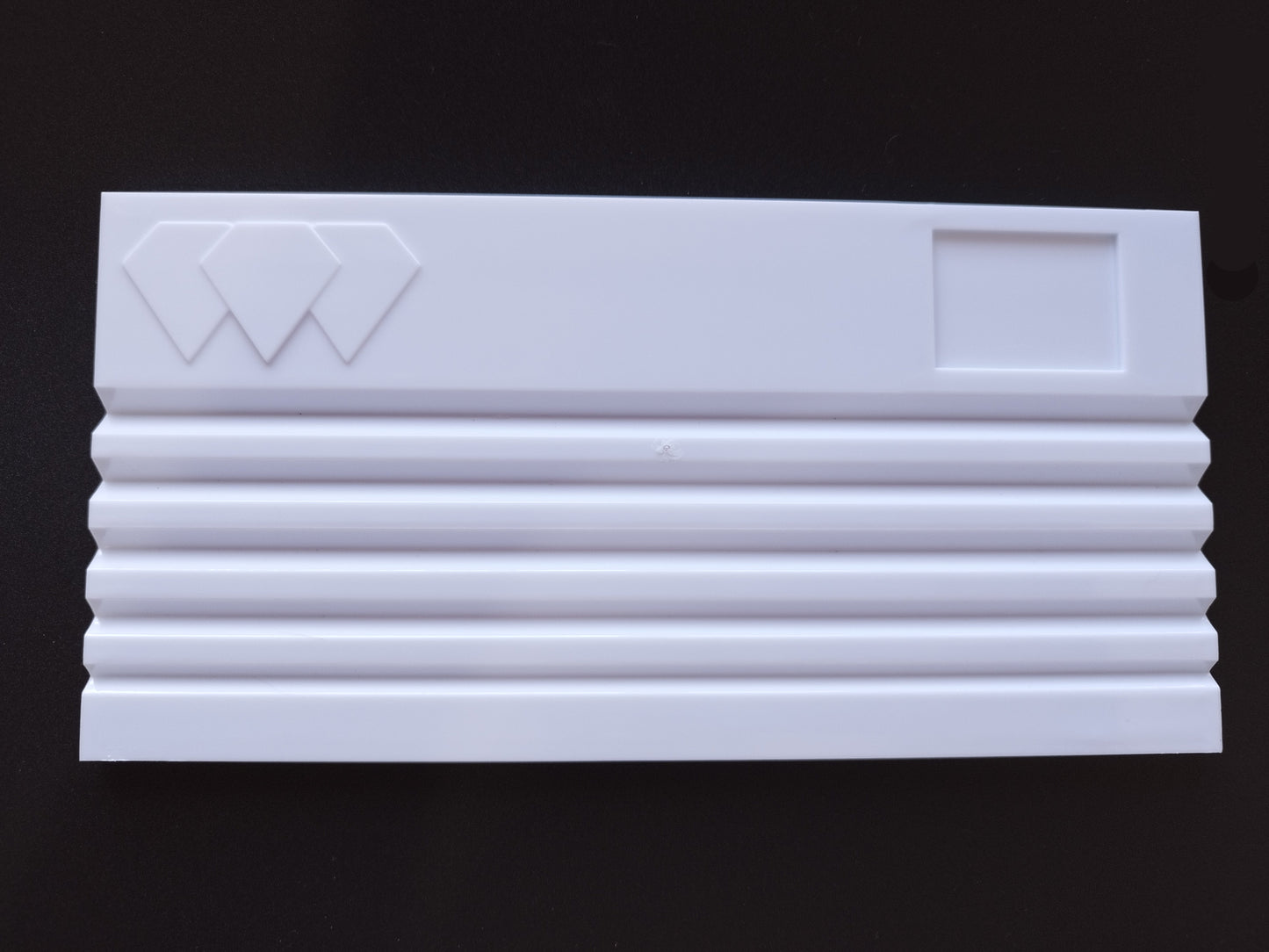 White grooved plastic tray for organizing/displaying stones (20,1 * 10 * 0,7 cm)