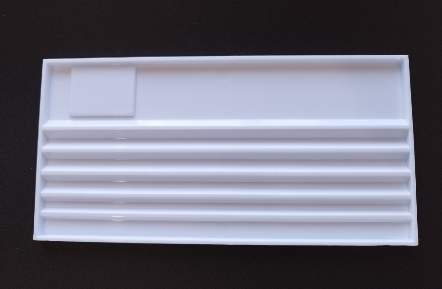 White grooved plastic tray for organizing/displaying stones (20,1 * 10 * 0,7 cm)