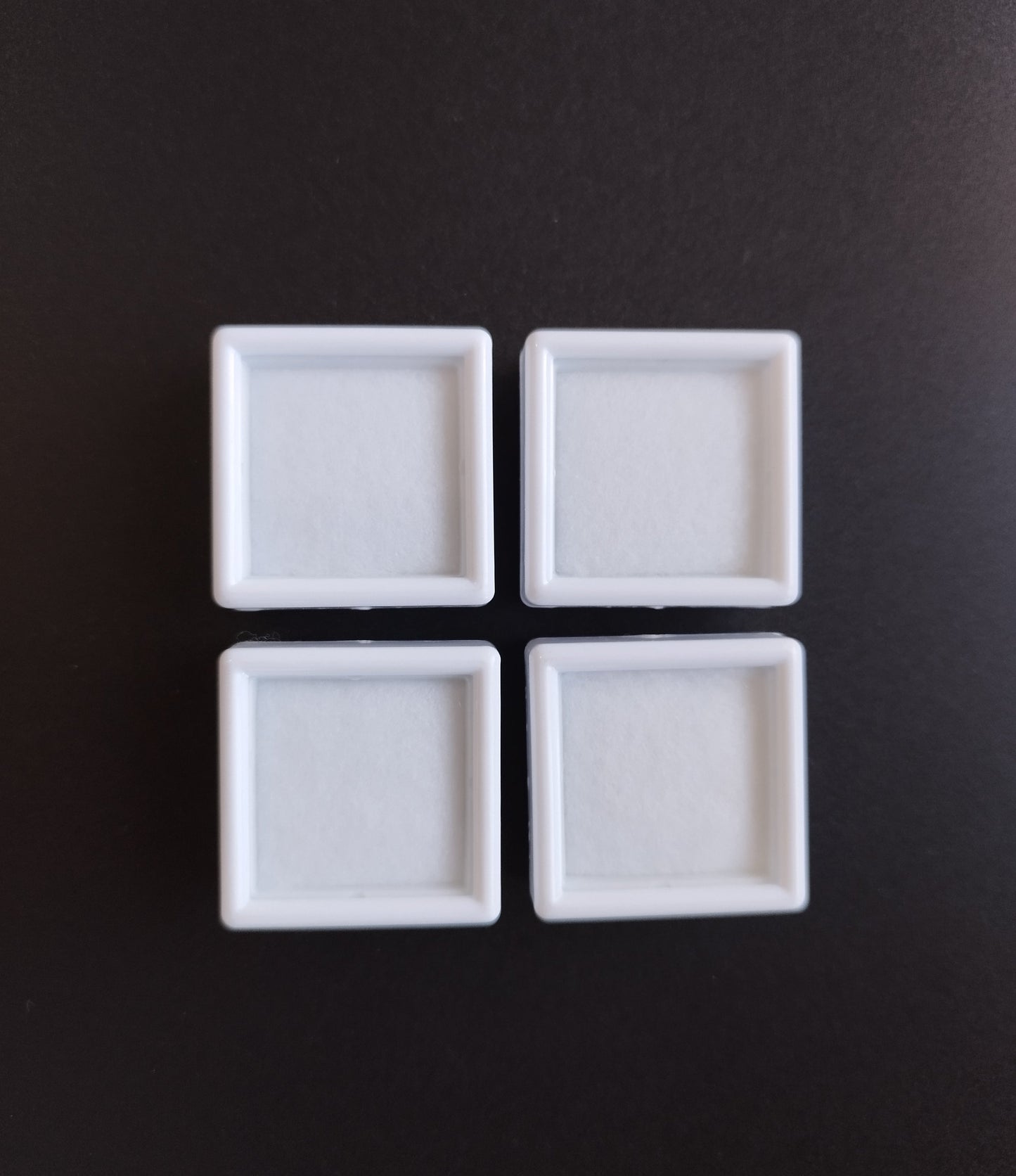 White square plastic box with window and white pad (3 * 3 * 1,5 cm)