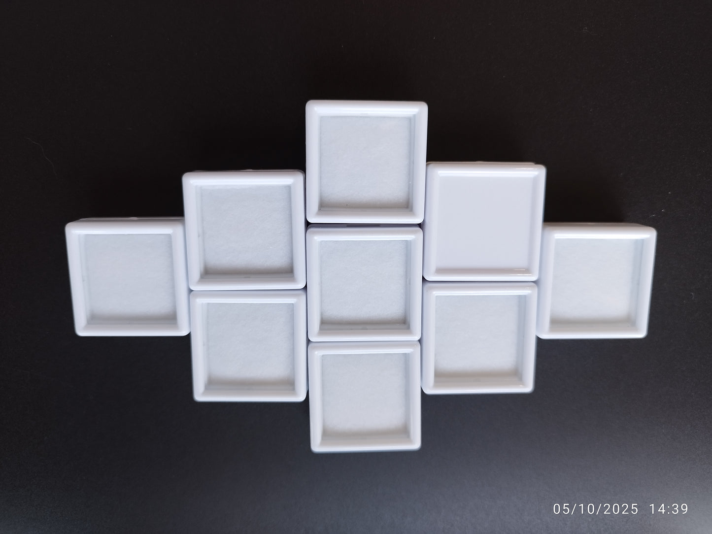 White square plastic box with window and white pad (3 * 3 * 1,5 cm)