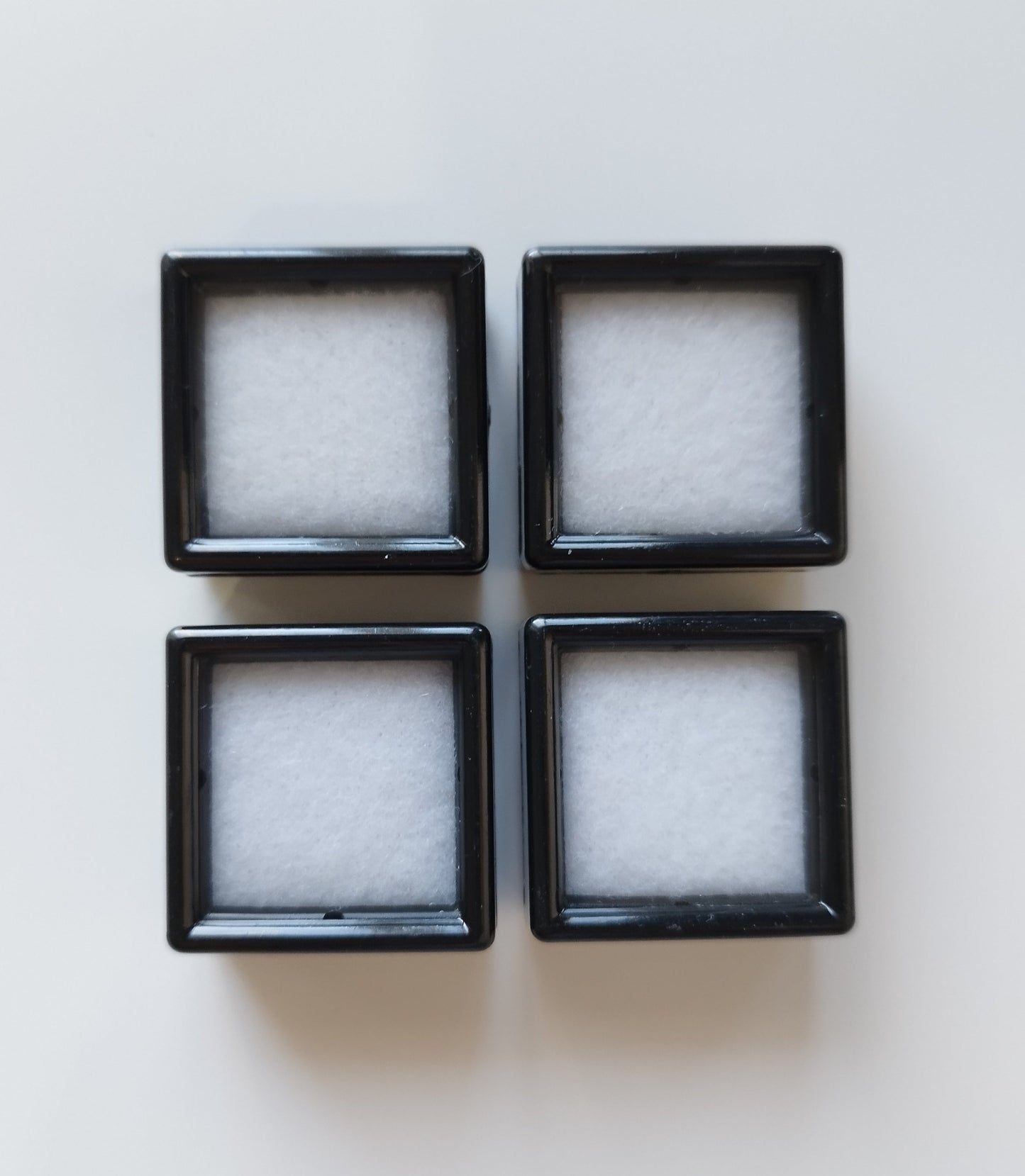 Black square plastic box with window and white pad (3 * 3 * 1,5 cm)