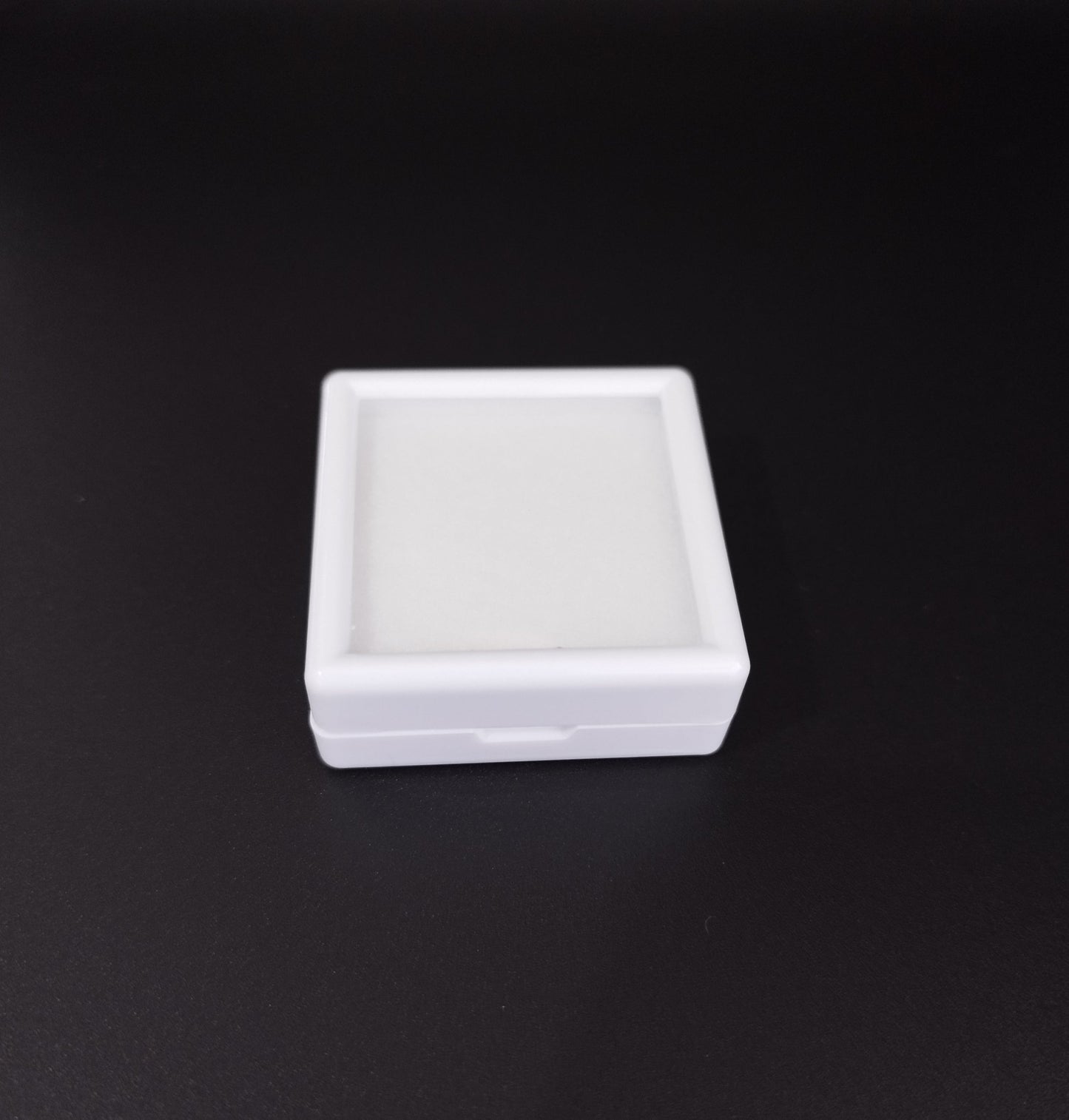 White square plastic box with window and white pad (4 * 4 * 1,5 cm)