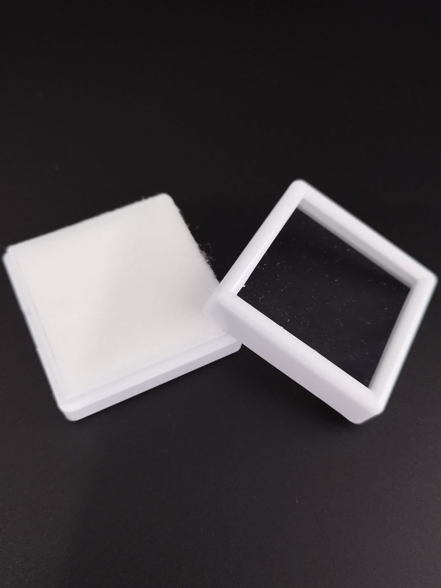 White square plastic box with window and white pad (4 * 4 * 1,5 cm)