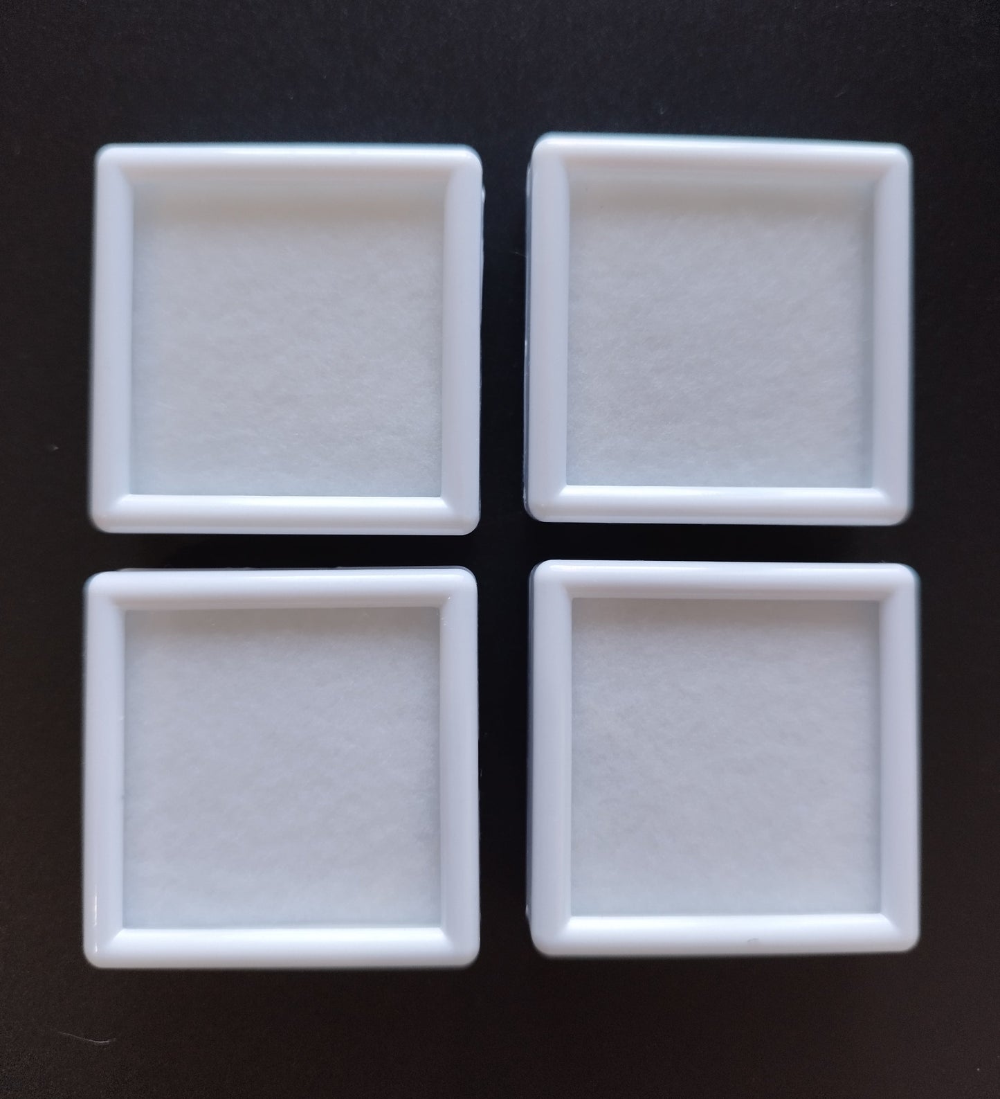 White square plastic box with window and white pad (4 * 4 * 1,5 cm)