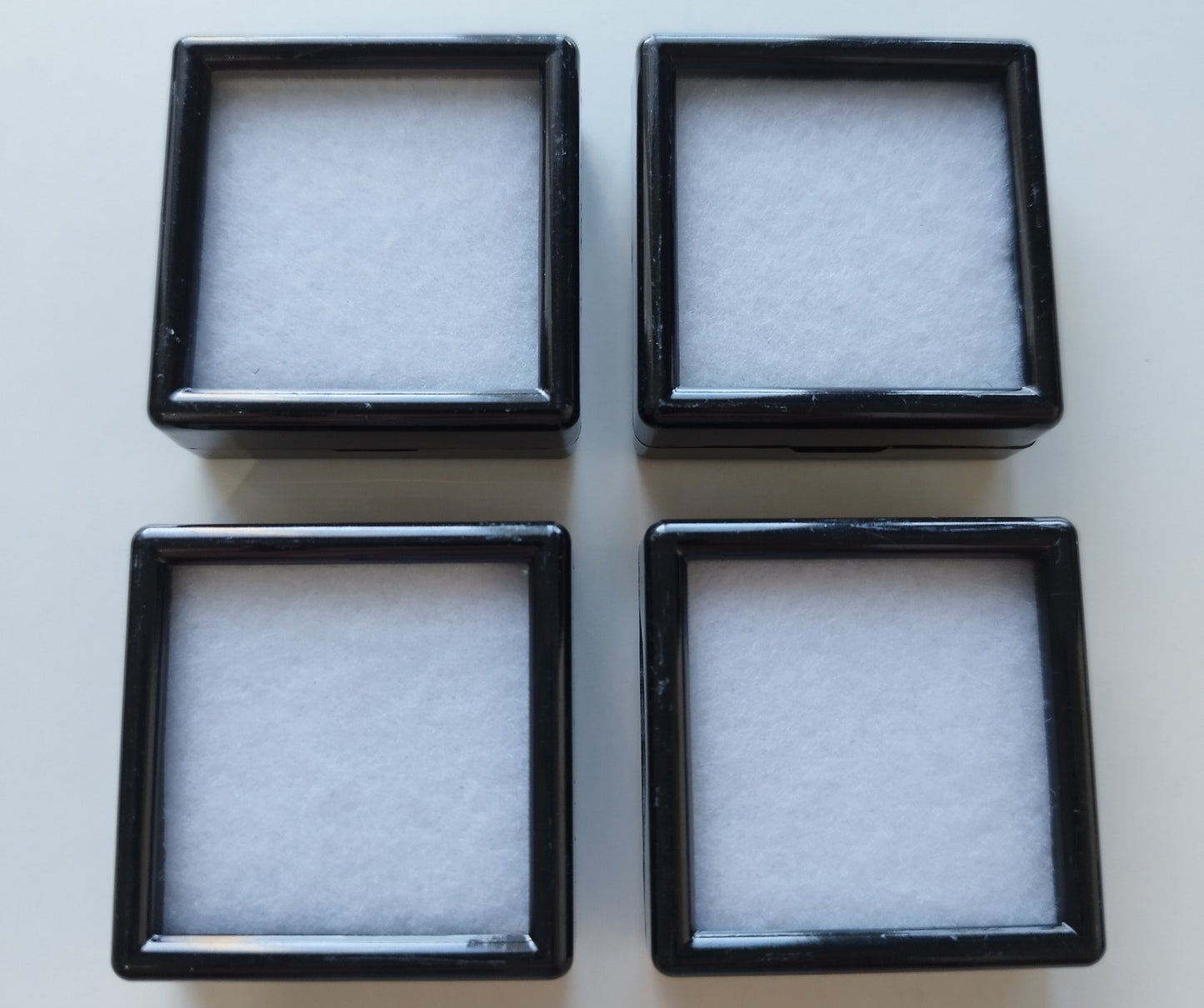 Black square plastic box with window and white pad (4 * 4 * 1,5 cm)
