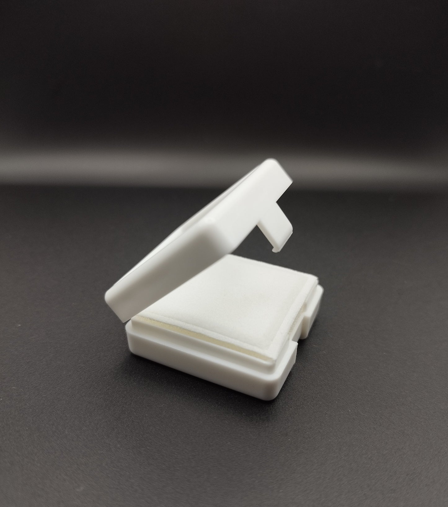 White plastic box with window and white pad (4 * 4 * 1,7 cm)