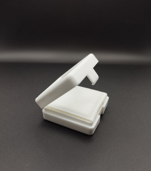 White plastic box with window and white pad (4 * 4 * 1,7 cm)