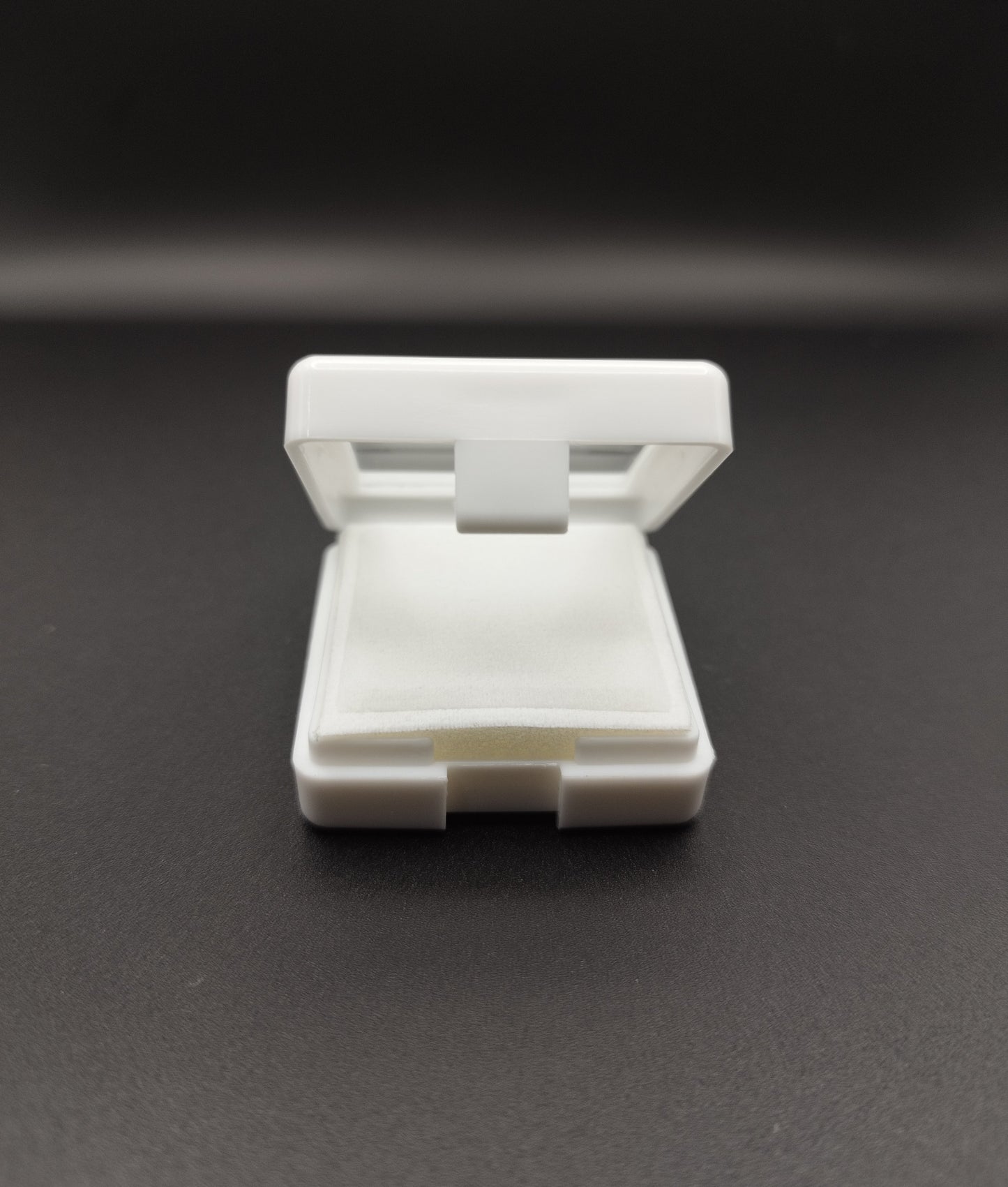 White plastic box with window and white pad (4 * 4 * 1,7 cm)