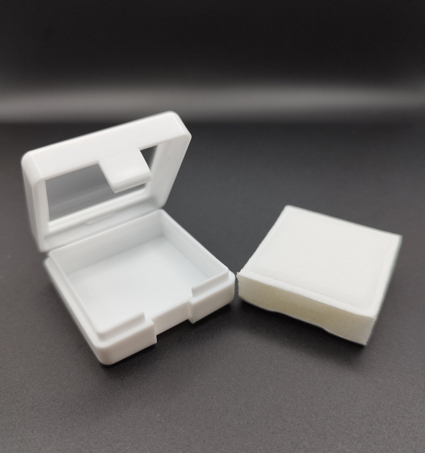White plastic box with window and white pad (4 * 4 * 1,7 cm)