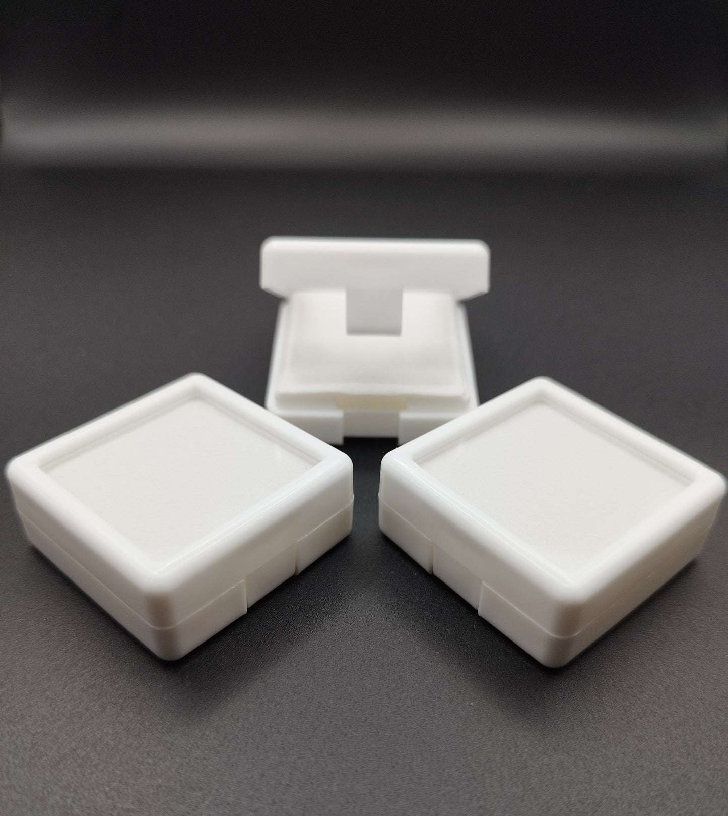 White plastic box with window and white pad (4 * 4 * 1,7 cm)